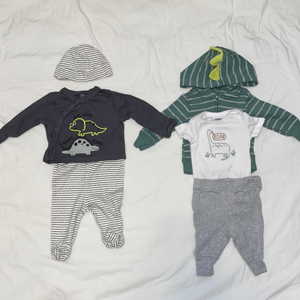 2 newborn outfits EUC